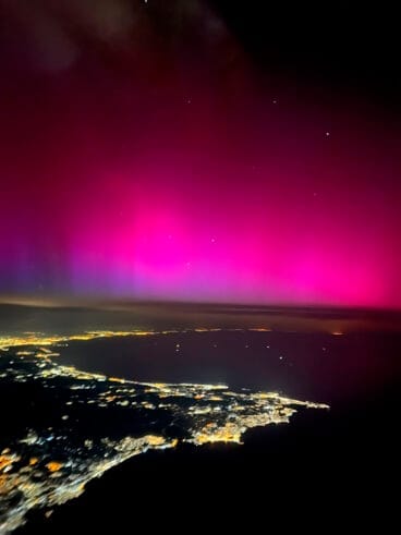 Aurora boreal en un vuelo nocturno en Dénia compartido por @itineratur en X