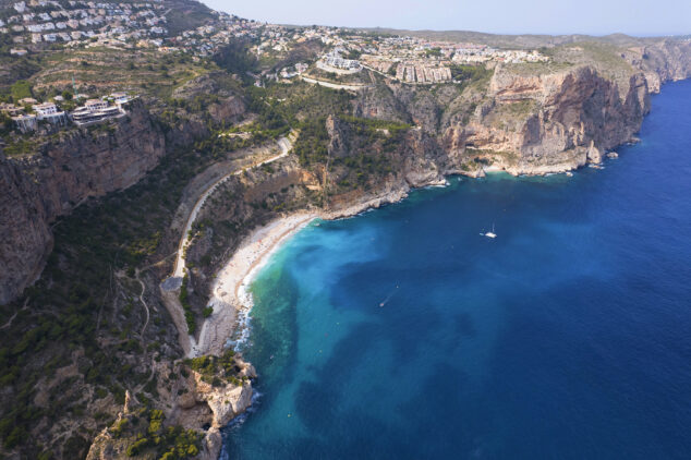 Imagen: Cala del Moraig en Benitatxell desde el cielo