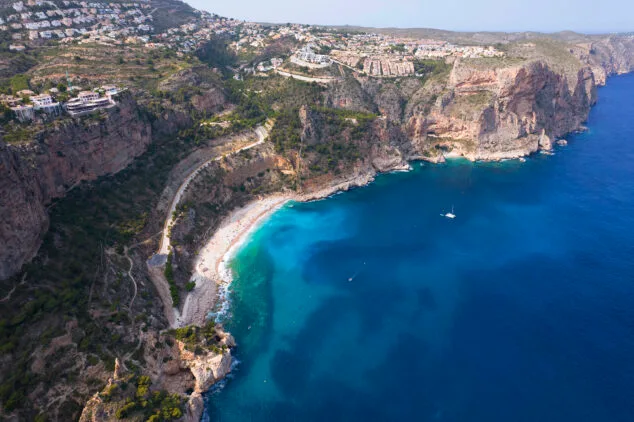 Bandera Azul: ¿por qué es importante y cuántas playas de la Marina Alta la tienen? 33 Imagen: Cala del Moraig en Benitatxell desde el cielo