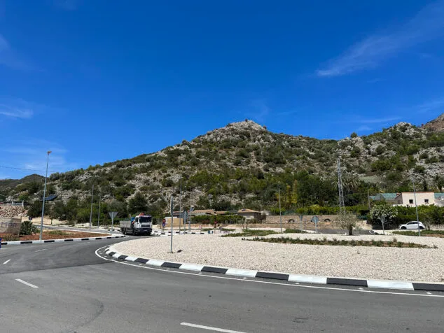 El proyecto colosal de la Diputación que trae de cabeza a la Rectoria desde hace 3 años: ¿tan necesario era? 2 Imagen: Camión llegando a la rotonda entre el Ràfol y Benimeli