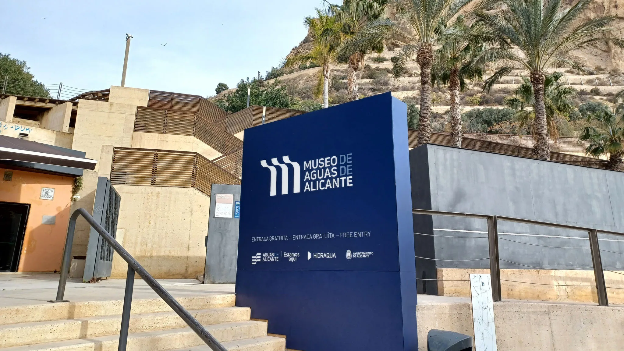 cerca de 250 000 personas han visitado sus salas en estos anos tanto en visitas programadas como a traves de acceso libre