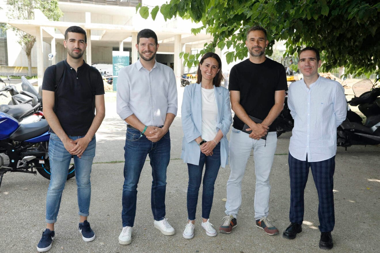 Miembros de Compromís frente al Hospital de Dénia