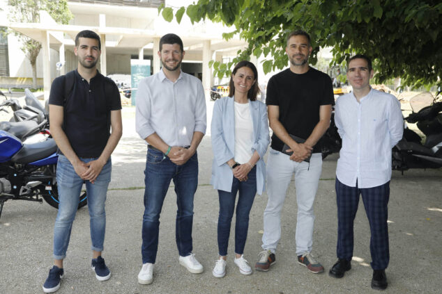 Imagen: Miembros de Compromís frente al Hospital de Dénia