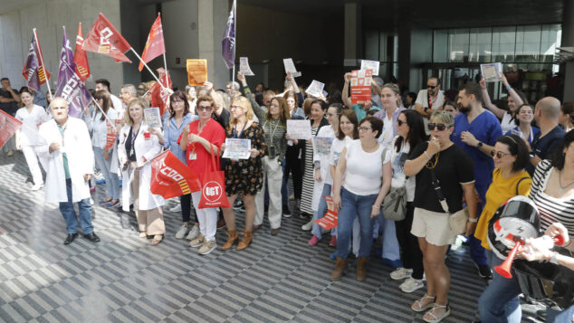 Imagen: Concentración de trabajadores, UGT y CCOO en el Hospital de Dénia