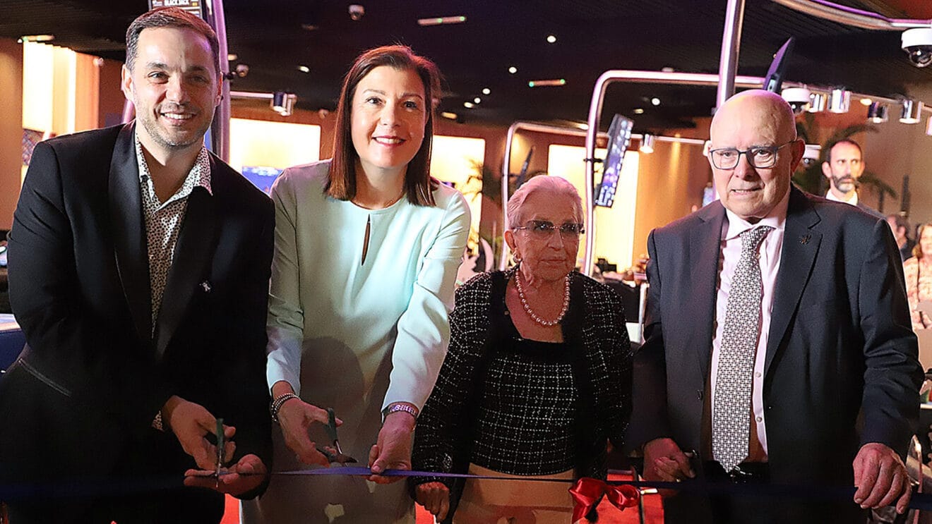 Corte de la cinta en la inauguración del Casino de Ondara