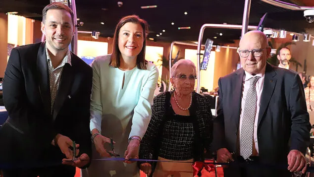 Inaugurado oficialmente el Casino de Ondara como un «centro de interés turístico en la comarca» 3 Imagen: Corte de la cinta en la inauguración del Casino de Ondara