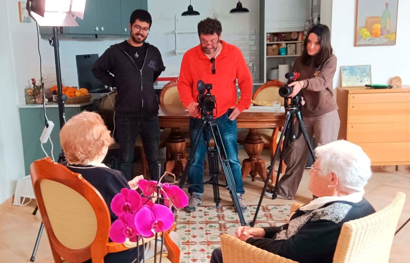 De izquierda a derecha, Pau Barrull, José Gayà y Nerea Expósito, durante la grabación de 'Arrels vives'