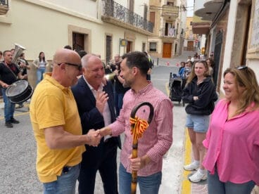 El alcalde de Benitatxell, Miguel Ángel García Buigues, pasando la vara de mando a los alcaldes de San Pancracio 2024