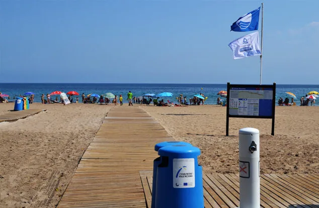 Bandera Azul: ¿por qué es importante y cuántas playas de la Marina Alta la tienen? 27 Imagen: Entrada a la playa de Les Bovetes de Dénia