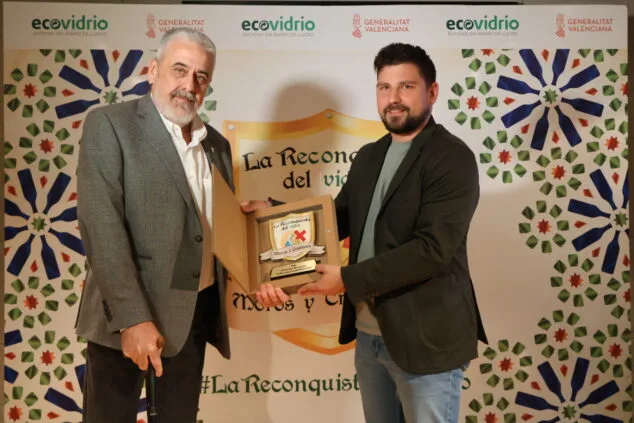 Los Moros y Cristianos de Pego ganan el concurso de reciclaje de vidrio de la Comunitat Valenciana 2 Imagen: Entrega del premio de ecovidrio