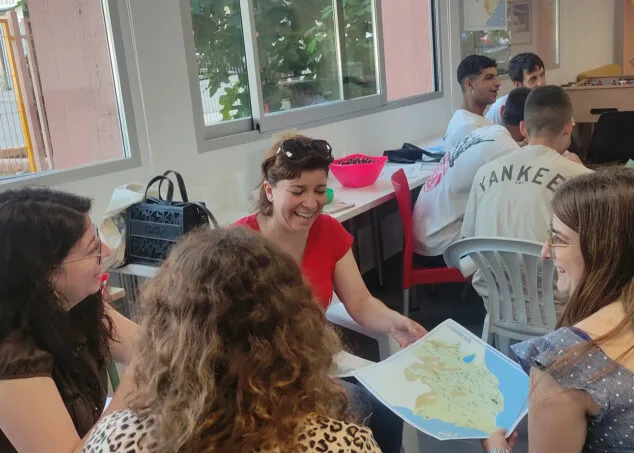 Imagen: Expertos junto a jóvenes en el IV Fórum Joven de Pego
