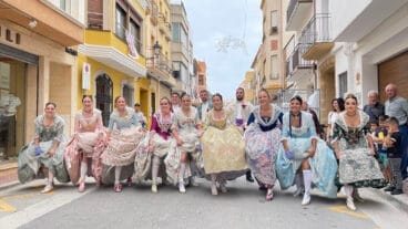 Festeras y festeros de Benitatxell este 2024 con sus trajes tradicionales