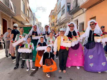 Festeros repartiendo el “pan benet” de la Peña El Sacristà de Benitatxell
