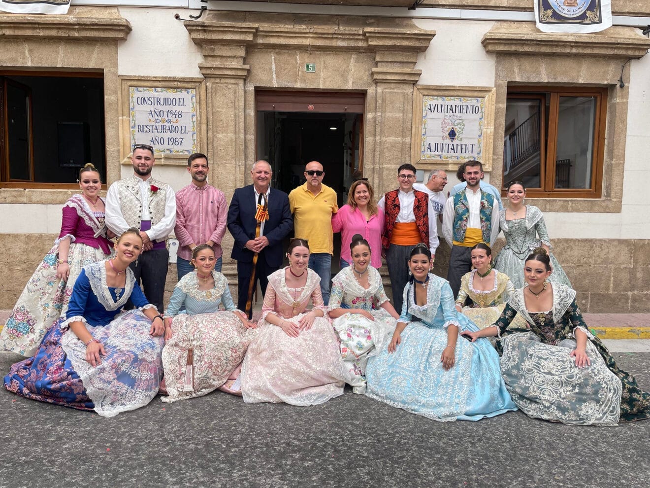 Festeros y festeras de Benitatxell 2024 junto a los alcaldes de las fiestas