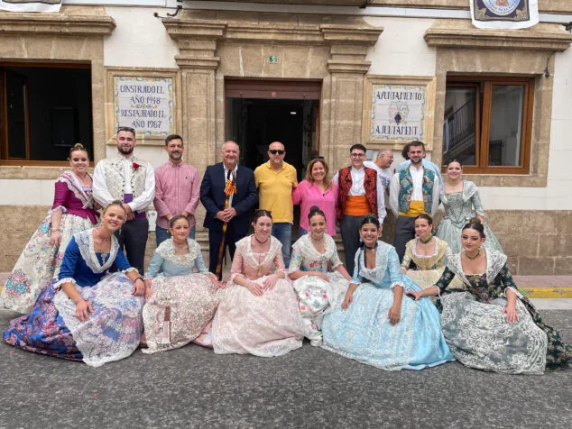 Los alcaldes de San Pancracio de Benitatxell decretan una jornada «sin normas» para el próximo sábado 2 Imagen: Festeros y festeras de Benitatxell 2024 junto a los alcaldes de las fiestas