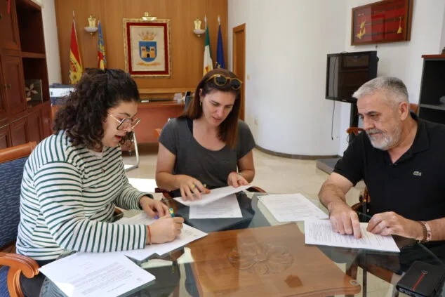 Los Moros y Cristianos de Pego ganan el concurso de reciclaje de vidrio de la Comunitat Valenciana 3 Imagen: Firma del convenio de Pego con Ecovidrio