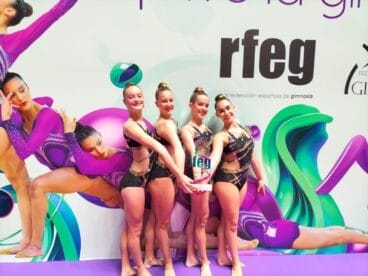 Gimnastas de Calp con el trofeo