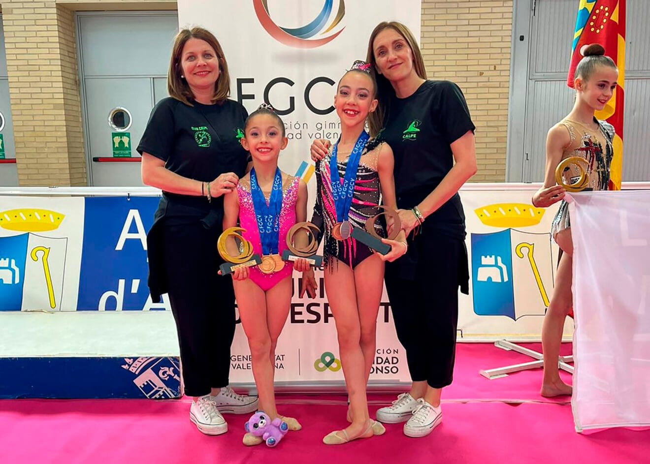 Gimnastas del Club Gimnasia Calpe y sus entrenadoras, Montse y Xus Soria, en Almussafes