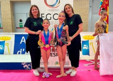Gimnastas del Club Gimnasia Calpe y sus entrenadoras, Montse y Xus Soria, en Almussafes