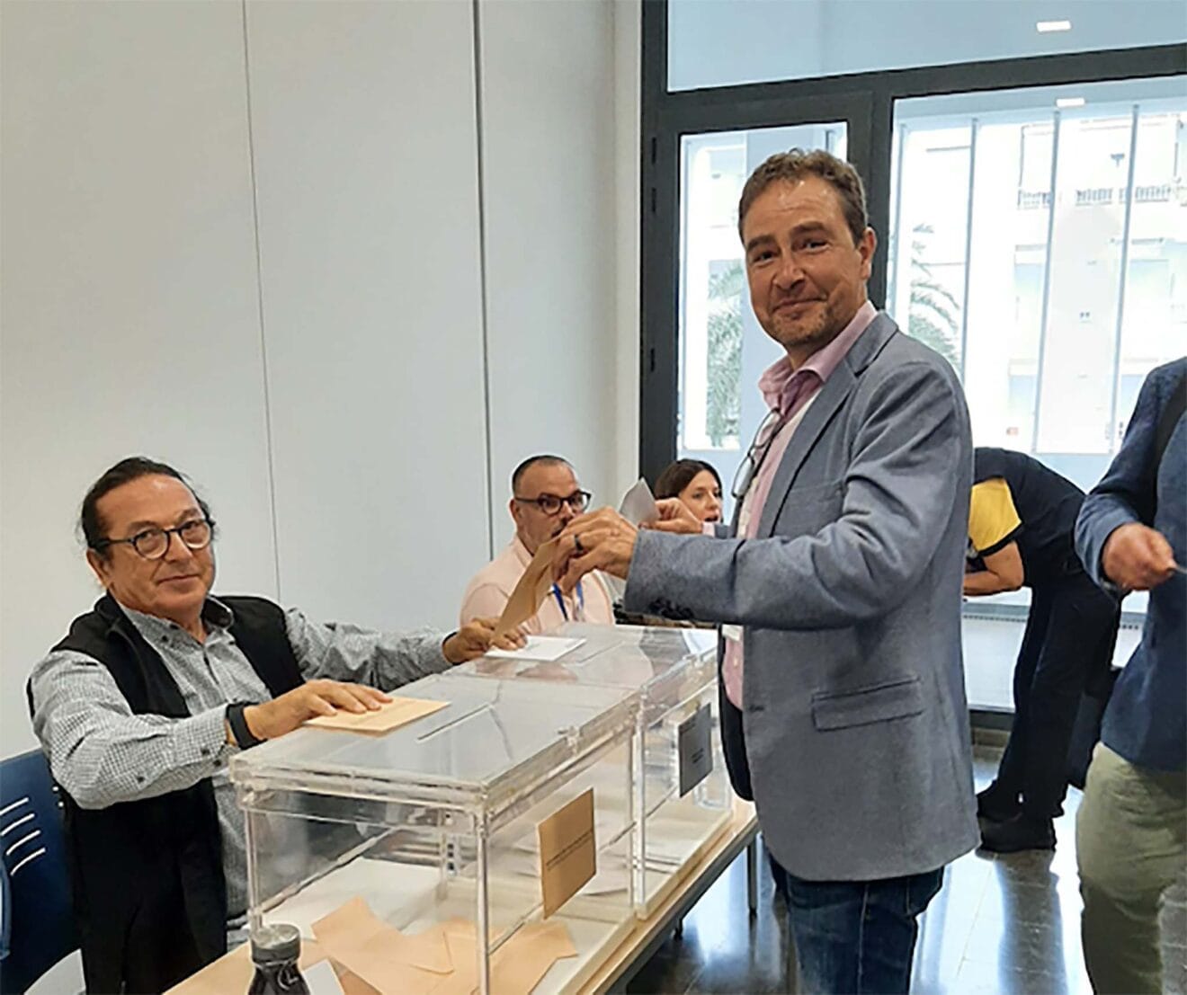 Héctor Morales votando en las locales de Teulada-Moraira