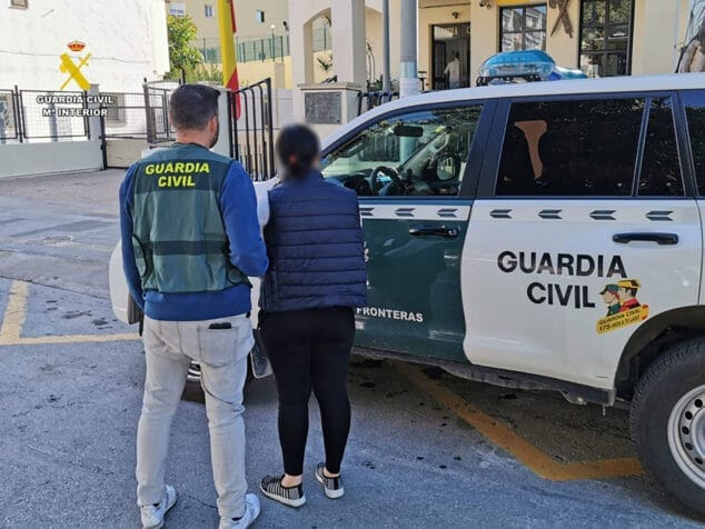 Imagen: La Guardia Civil detiene a una mujer reclamada por señalamientos judiciales relacionados con robos y hurtos