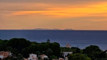 la silueta de ibiza desde xabia