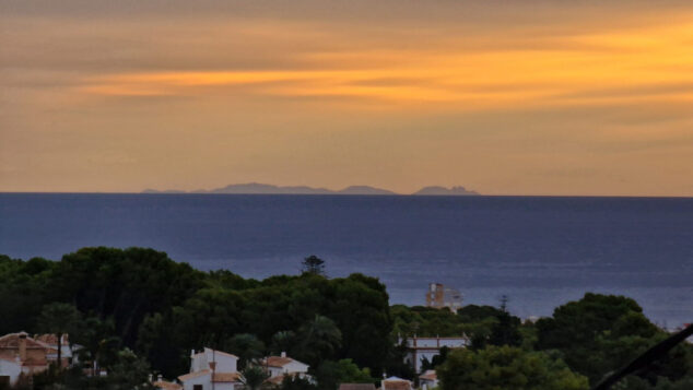 Imagen: La silueta de Ibiza desde Xàbia