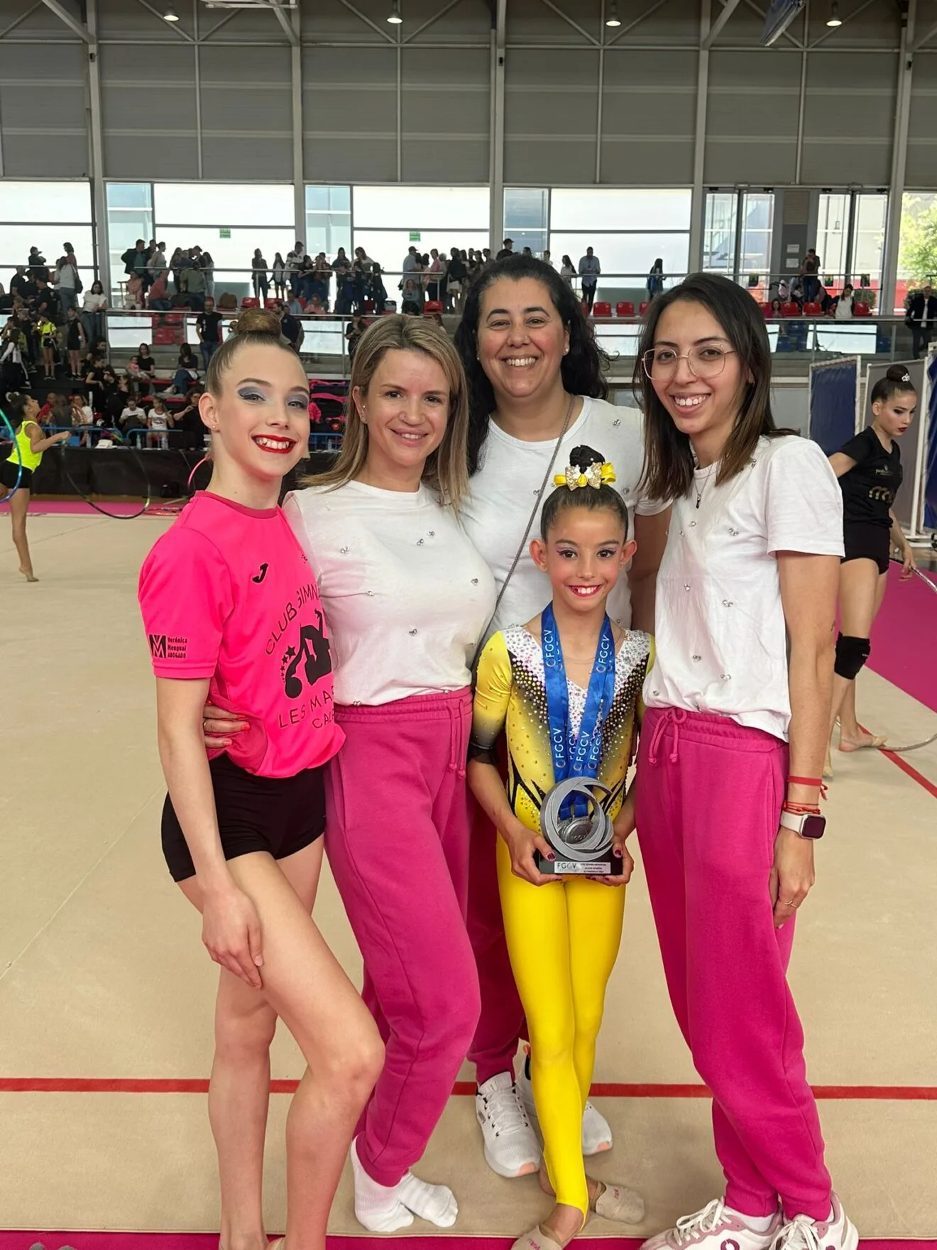 Laia con sus entrenadoras y compañeras