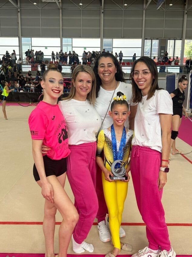 Imagen: Laia con sus entrenadoras y compañeras