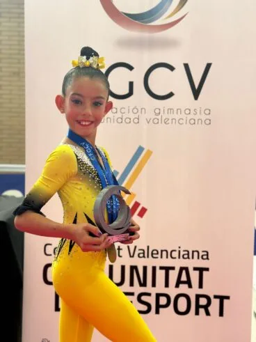 Laia Martínez con el trofeo