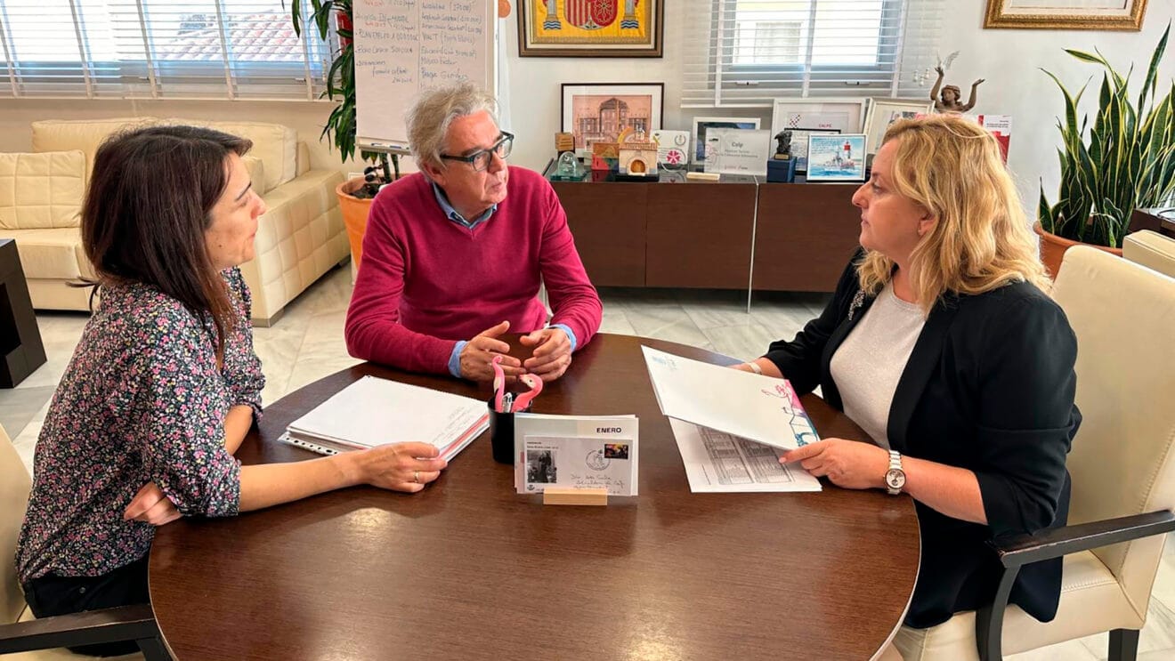 Los concejales de Calp Juan Manuel del Pino y Rebeca Merchán y la alcaldesa Ana Sala