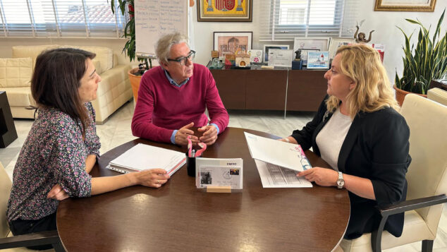 Dos concejales de Calp devuelven 9.100 euros al Ayuntamiento de la asignación percibida en la legislatura anterior 1 Imagen: Los concejales de Calp Juan Manuel del Pino y Rebeca Merchán y la alcaldesa Ana Sala