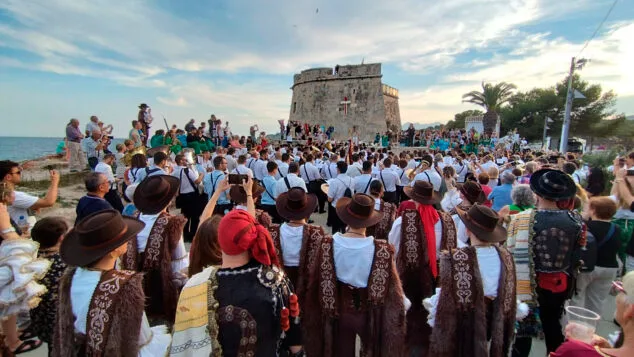 Caballeros del Rey Don Jaime y Al-Mhadrabba de Moraira organizan el segundo encuentro comarcal de filaes 1 Imagen: Moros y Cristianos de Moraira junto al castillo en la ofrenda