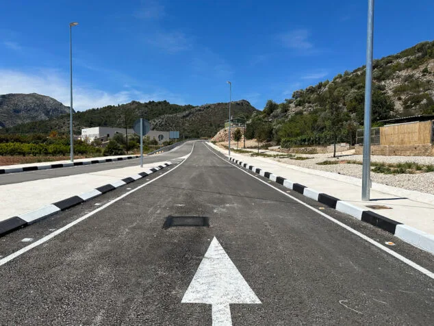 El proyecto colosal de la Diputación que trae de cabeza a la Rectoria desde hace 3 años: ¿tan necesario era? 6 Imagen: Parche en la carretera donde se encontraba el poste de la compañía eléctrica durante las obras en el Ràfol d'Almúnia