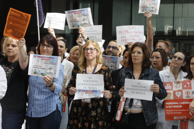 Imagen: Protestas de los trabajadores, UGT y CCOO en el Hospital de Dénia