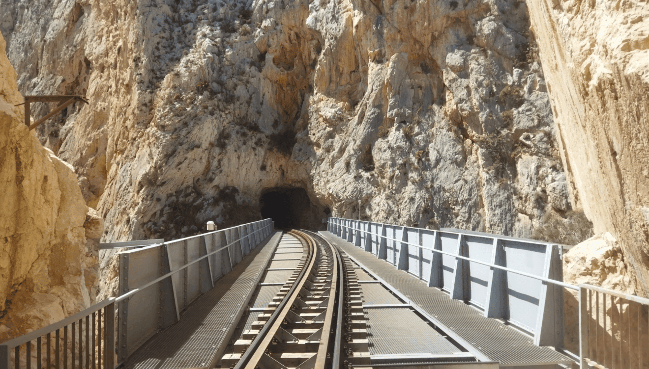 Renovaciones en los pasos y túneles de la Línea 9 del TRAM de Alicante