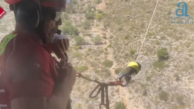rescatan a una mujer de 60 anos que subia el castellet de murla dest