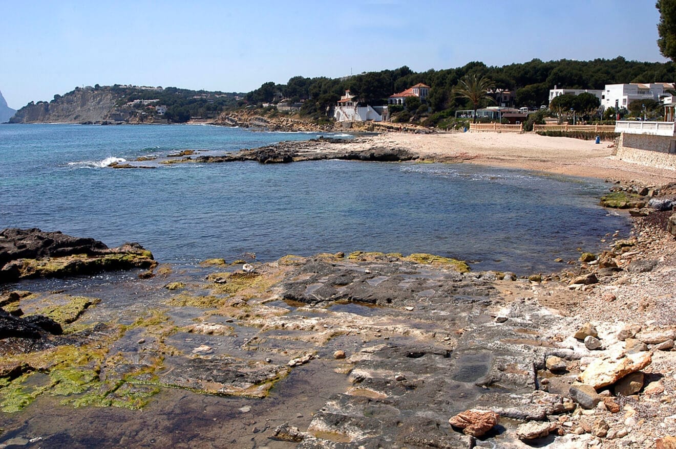 Saliente rocoso que divide la zona de Les Platgetes - Ayuntamiento de Teulada-Moraira