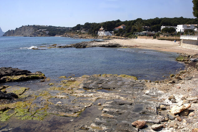 Imagen: Saliente rocoso que divide la zona de Les Platgetes - Ayuntamiento de Teulada-Moraira