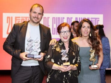 Sergi Miralles, Neus Agulló y Mila Luengo con los galardones – Festival Internacional de Cinema d’Alacant