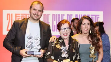 sergi miralles neus agullo y mila luengo con los galardones recibidos festival internacional de cinema dalacant
