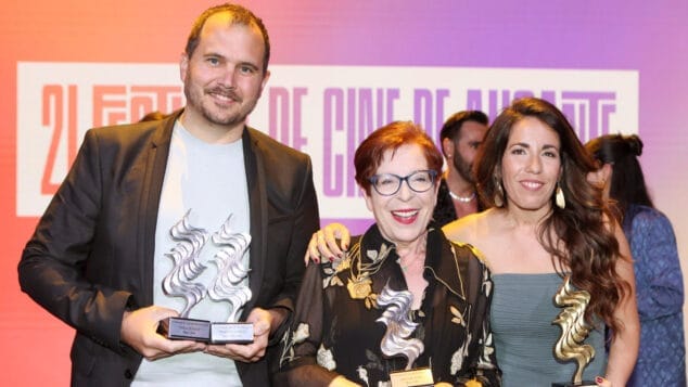 sergi miralles neus agullo y mila luengo con los galardones recibidos festival internacional de cinema dalacant