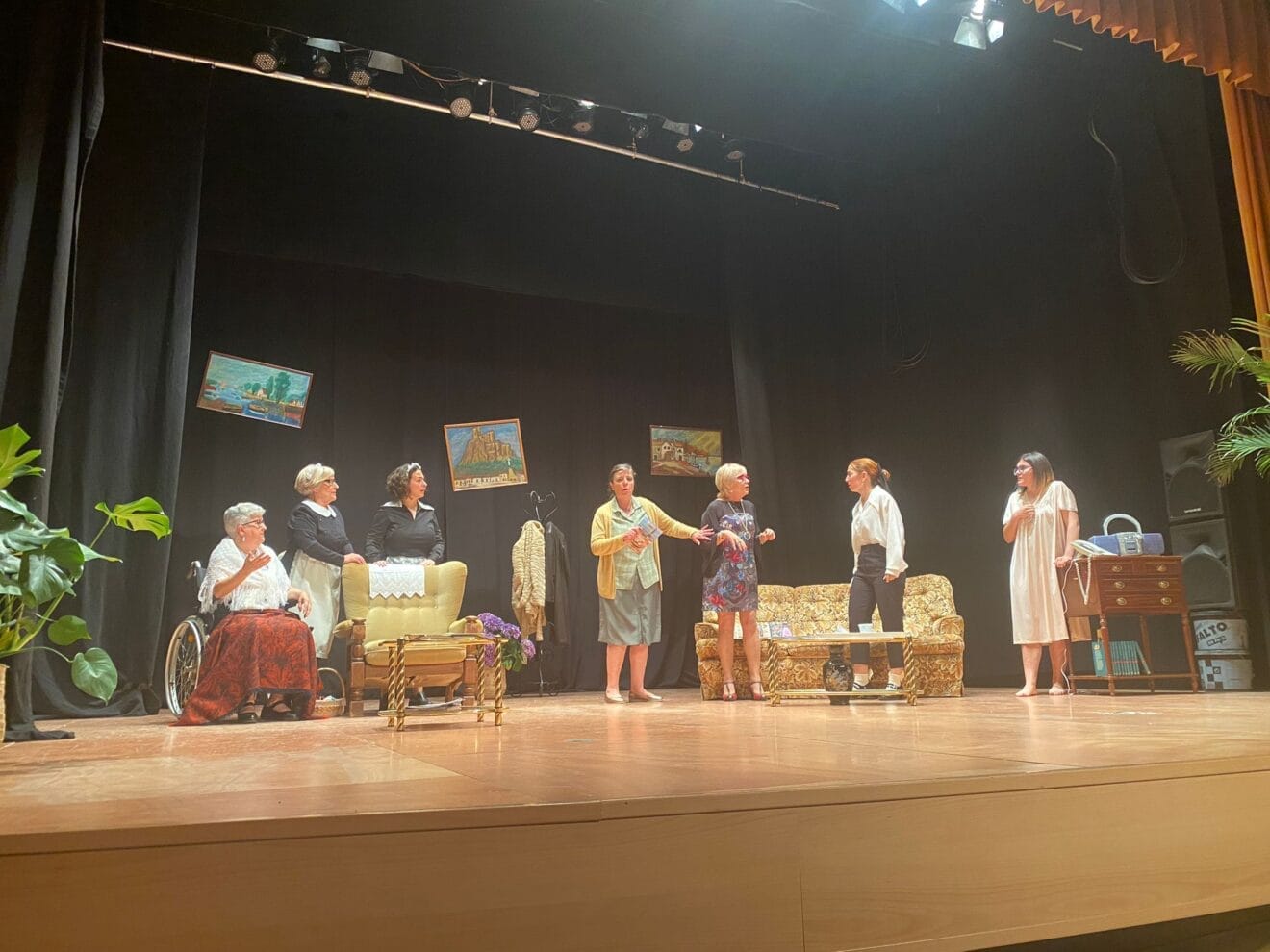 Escena del teatro '8 dones' de Ondara