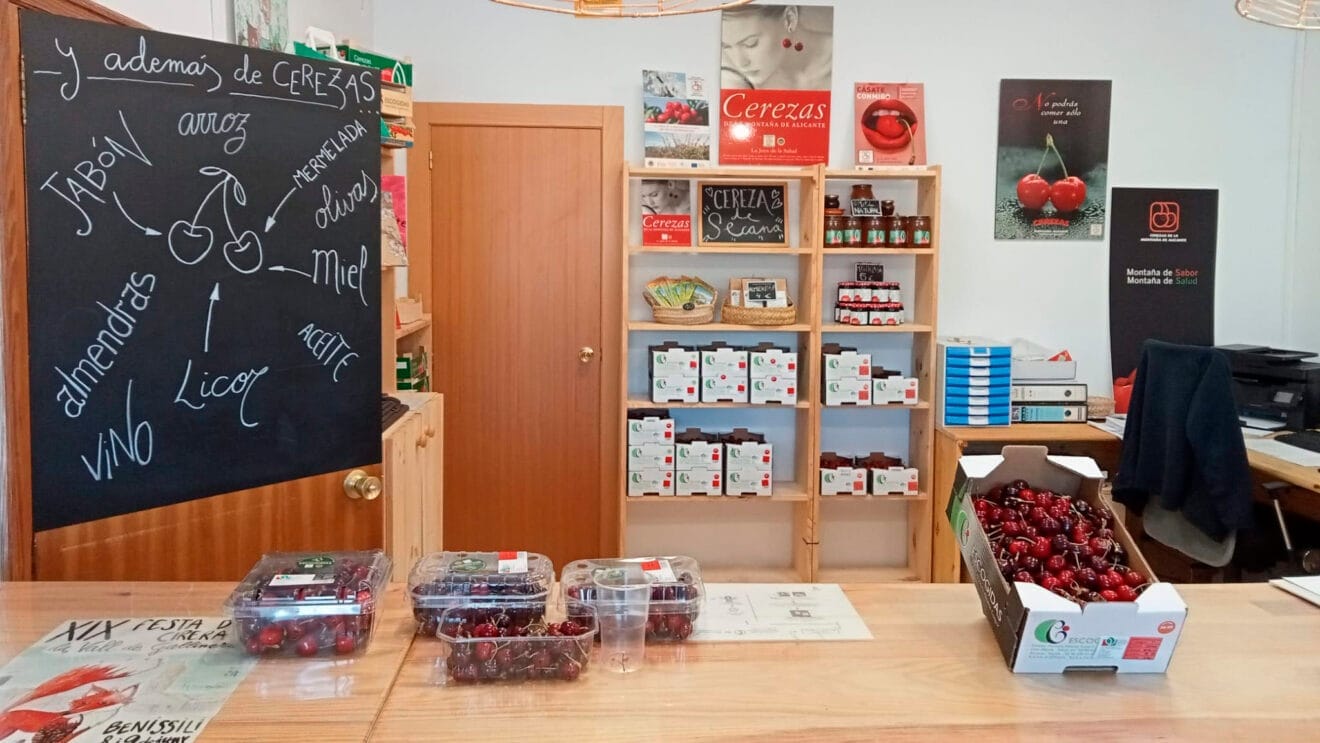 Tienda de la cooperativa de la Vall de Gallinera con Cerezas de la Montaña de Alicante 2024
