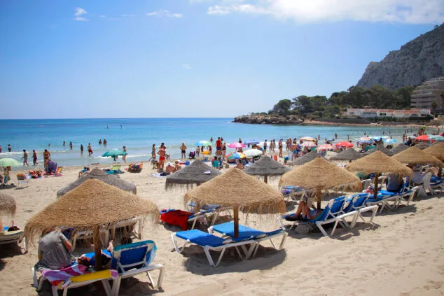 Bandera Azul: ¿por qué es importante y cuántas playas de la Marina Alta la tienen? 24 Imagen: Una de los extremos de la Playa de la Fossa de Calp