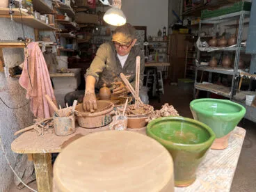 Vicent Berenguer, quinta generación de alfareros, en su taller de Orba