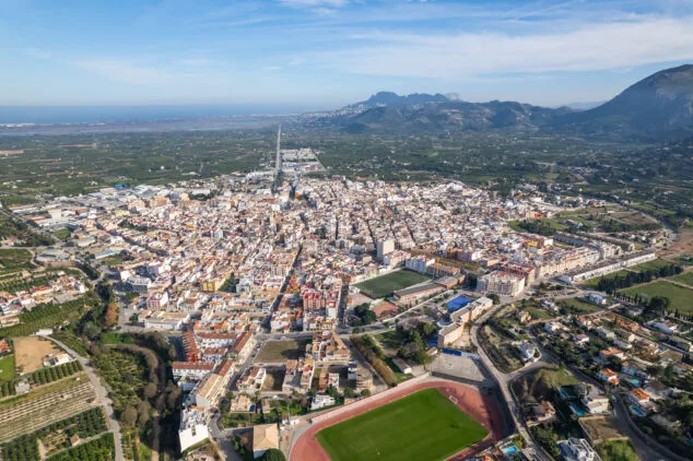 Compromís per Pego acusa al Ayuntamiento de contratar «a dedo» al exdirector que validó el PAI Pego Golf 1 Imagen: Vista de Pego
