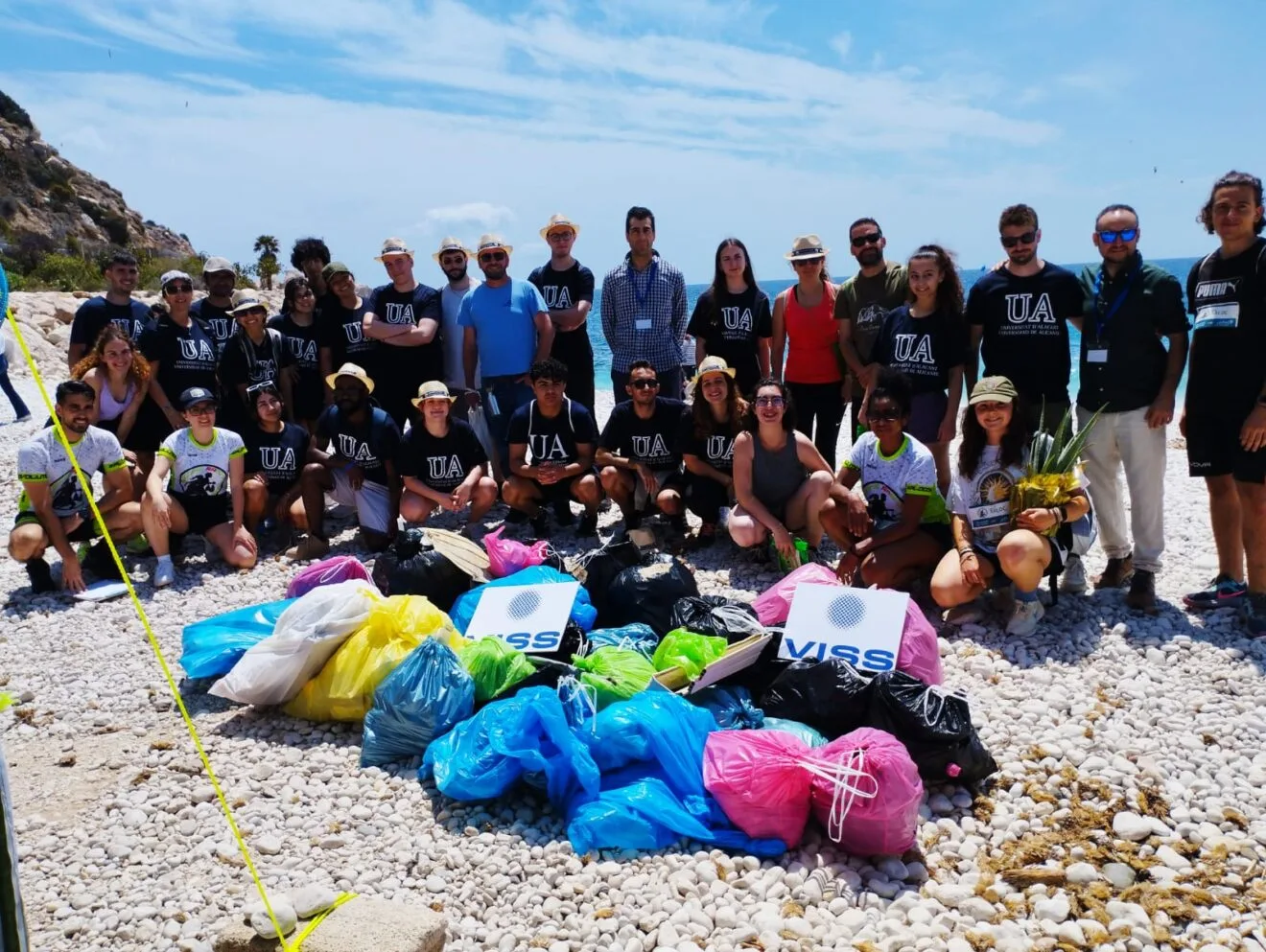 Voluntarios en la recogida de residuos de Calp