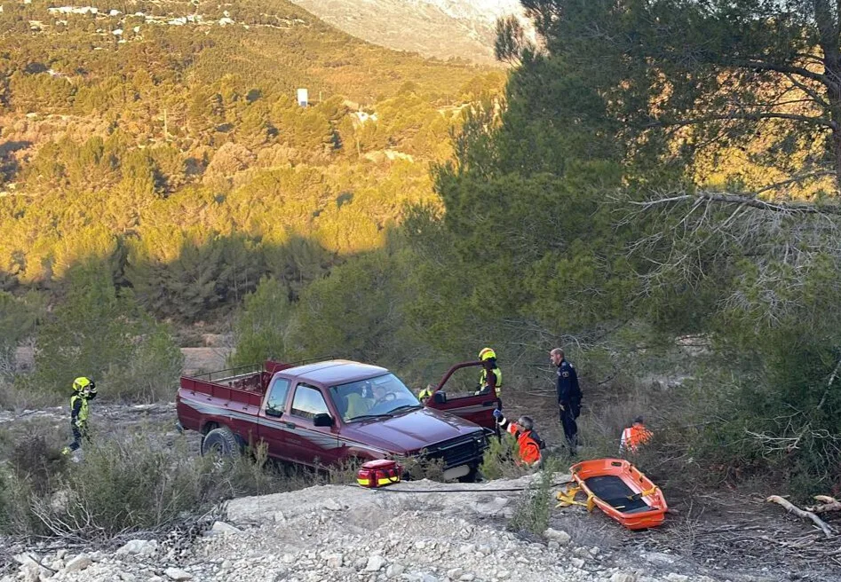 Varón atrapado bajo su coche en Benissa