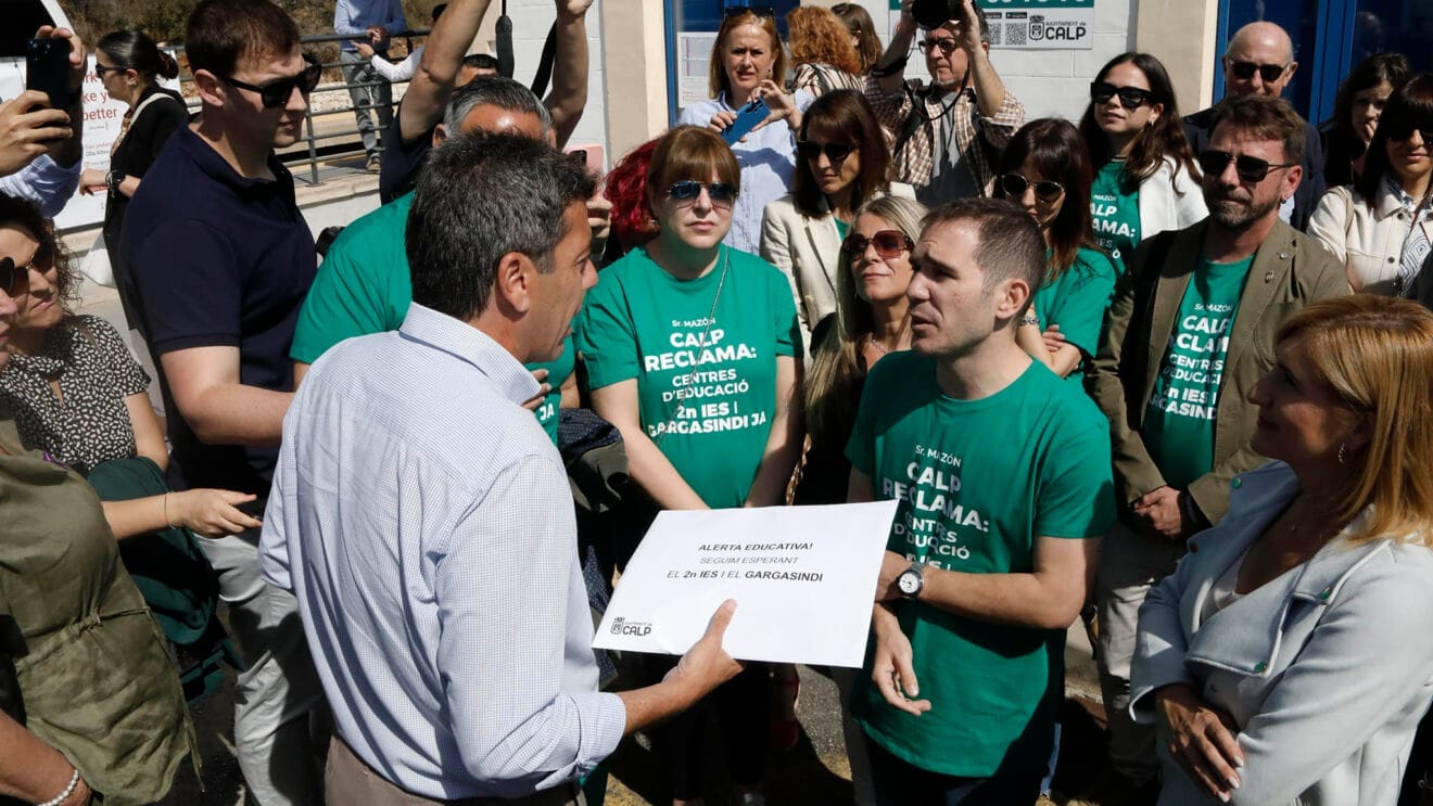 Ximo Perles, portavoz del gobierno de Calp, conversando con Carlos Mazón, president de la Generalitat